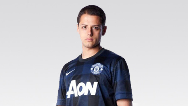 'Chicharito” posa con la nueva camiseta de visita del Manchester United