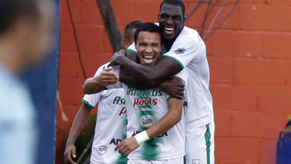 VIDEO: Rambo de León se despacha otro golazo