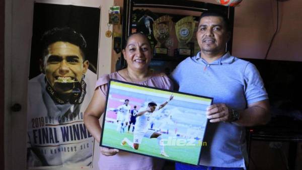 Los padres de Luis Palma guardan este hermoso cuadro cuando Luis Palma anotó con la Selección de Honduras. Foto: Neptali Romero.