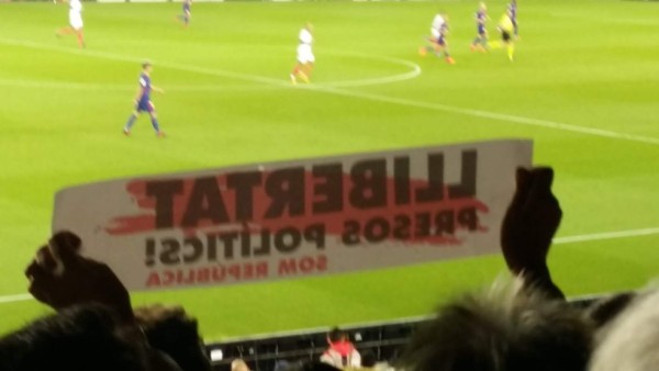 En fotos: Un Camp Nou politizado pide 'libertad y justicia'