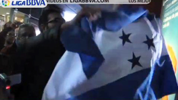 Jugador del Barcelona pregunta por la Bandera de Honduras