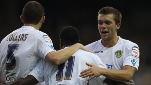 Leeds logra salir del bache de forma agónica