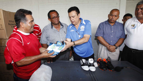 Fenafuth entregó implementos deportivos a la Regional del Norte