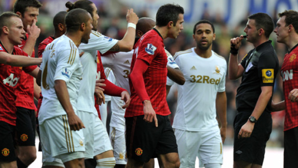 Ferguson pide un duro castigo contra defensa que casi 'mata' a Van Persie