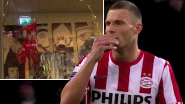 VIDEO: Jugador es expulsado y todo termina en sangre y vidrios rotos