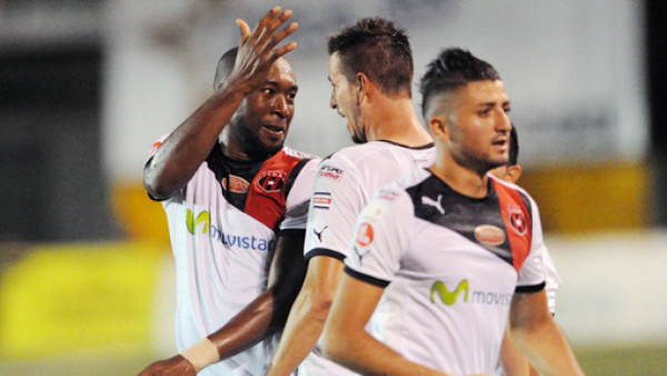 Jerry Palacios anota golazo en Costa Rica