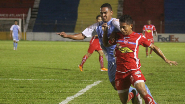 Vida gana a Savio y está en la pelea