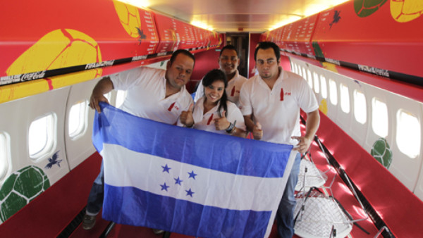 Así se vive al momento de viajar con la Copa del Mundo