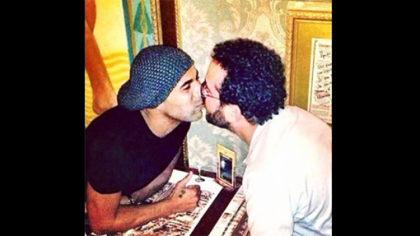 Futbolista de Corinthians duramente criticado por beso a otro hombre