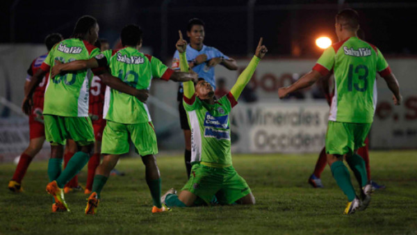 Savio le empató a Marathón y no lo deja salir del sótano