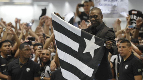 Seedorf, recibido por cientos de hinchas en Brasil