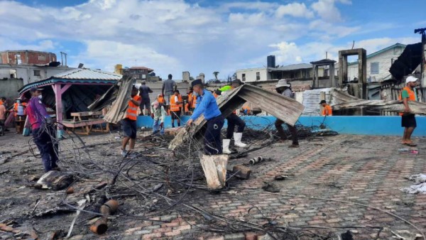 Nuevas fotos tras devastador incendio: Más de 90 familias afectadas y media isla de Guanaja quemada