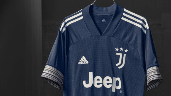 Cristiano Ronaldo presenta la segunda camiseta de la Juventus para la temporada 2020/21&nbsp;&nbsp;