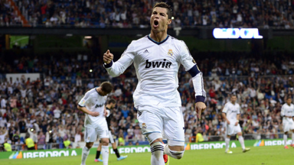 Real Madrid golea y pospone título del Barça