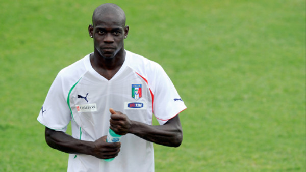 Balotelli intentó meterse en una cárcel de mujeres
