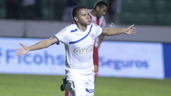 Roger Rojas es el máximo goleador de la Liga Nacional
