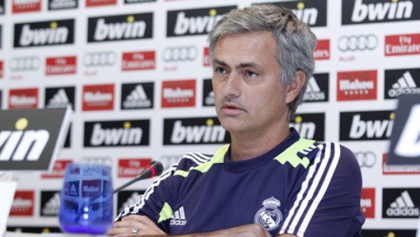 Mourinho advierte a Benzema: 'Yo estoy en el banquillo 90 minutos'