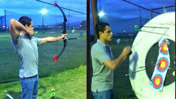 Chicharito afina puntería pero en tiro al arco con flechas.