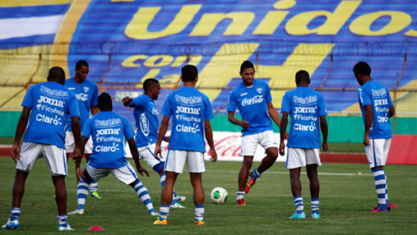 Niños motivan con cánticos a la Selección