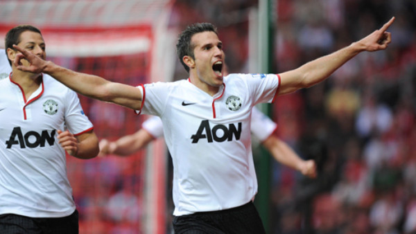 Con triplete de Robin van Persie, Manchester United vuelve a ganar