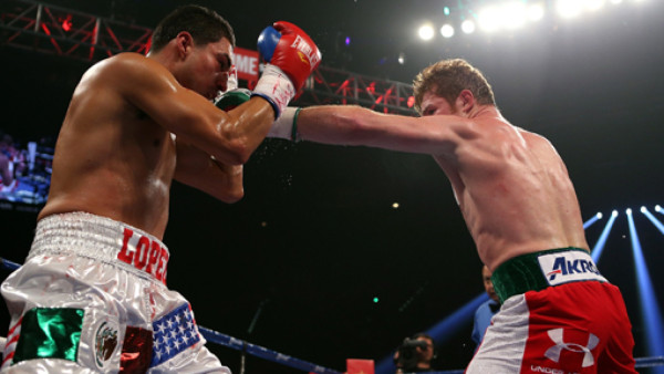 'Canelo' Álvarez vence sin problemas a Josesito López