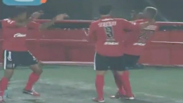 Polémica celebración en México, lo expulsan y luego lo dejan en el campo