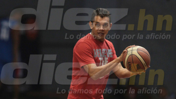 Amado Guevara pasa del fútbol al baloncesto