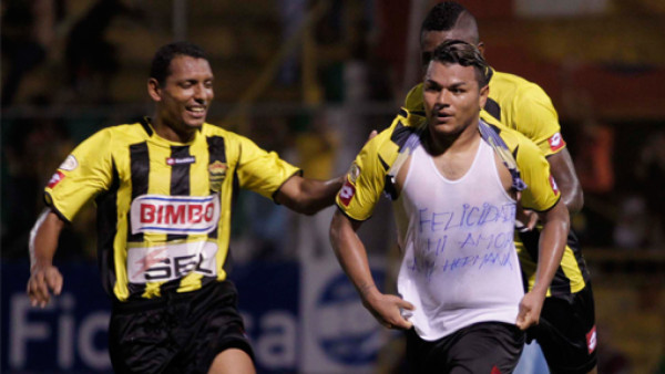 VIDEO: Marlon Licona quedó perdido en gol de Mario Martínez