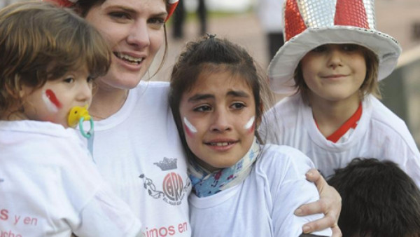 Hinchas de River celebran el ascenso de su equipo