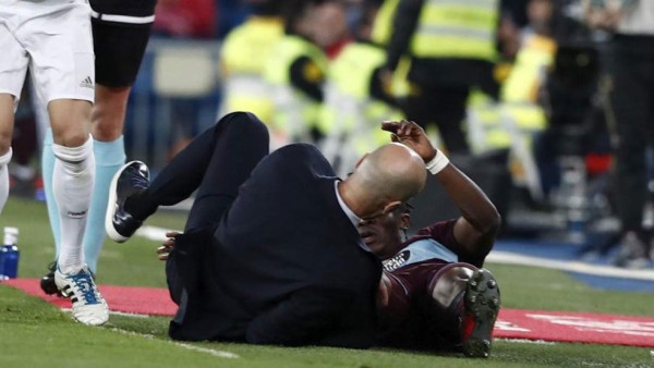 Fotos: El patadón al rostro que se llevó Zidane y su fea caída en el Real Madrid-Celta