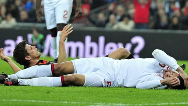 Tremendo choque entre Smalling y Huntelaar