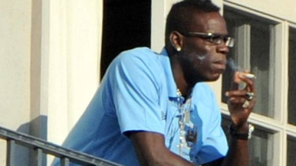 El cigarrillo que podría dejar a Balotelli fuera del City