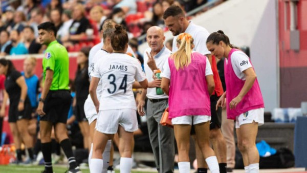 Escándalo en Estados Unidos: DT las llegó a forzar para acostarse con él y a besarse entre ellas