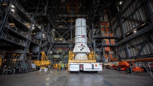 NASA: Así es el 'megacohete' que están construyendo para volver a la luna y que lo llevará una mujer