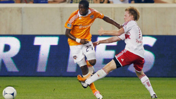 Boniek da asistencia de gol con el Houston Dynamo