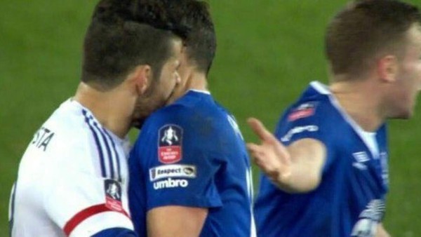 De la mordida de Suárez a los genitales de Simeone: Los gestos más obscenos del fútbol