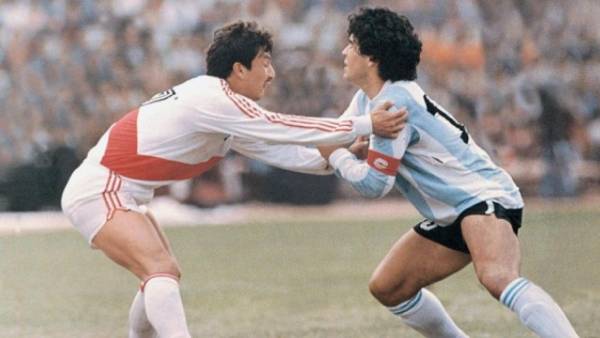 Luis Reyna de Perú entendió que la único forma de parar a Diego Maradona era acechándolo. La Franja venció a la Albiceleste en las eliminatorias rumbo al Mundial de 1986.