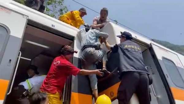 Las dramáticas imágenes de la tragedia en Taiwán: más de 50 muertos y cientos de heridos en un accidente de tren