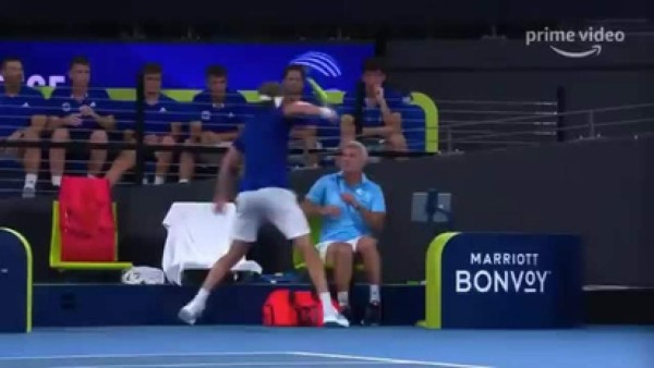 Nunca antes visto: Tenista griego revienta su raqueta, golpea a su papá y su madre lo regaña