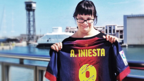 Iniesta cumple el sueño de una niña con Síndrome de Down
