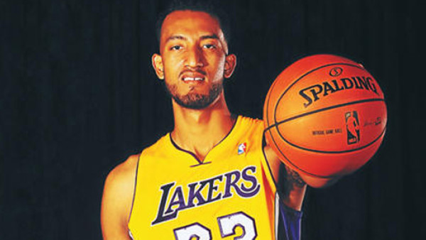 Ronnie Aguilar hace su primer punto en derrota de los Lakers