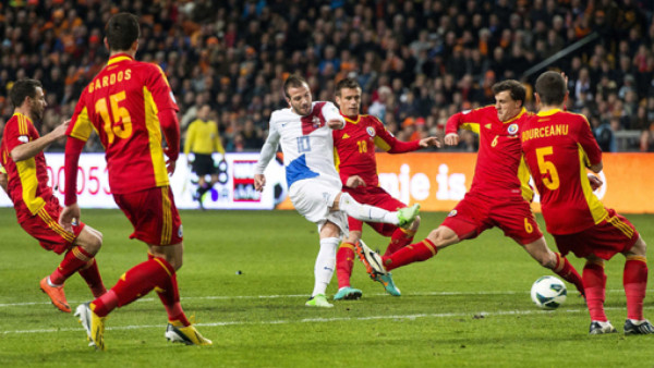 Holanda golea y se acerca a Brasil 2014
