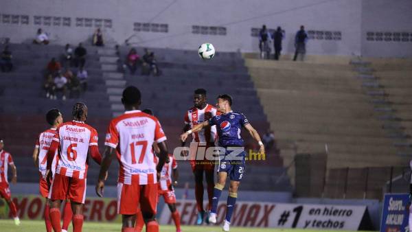 Vida y Motagua no pudieron hacerse daño en la primera mitad del encuentro. Foto: Esaú Ocampo.