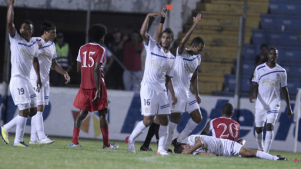 VIDEO: Isaula le realizó fuerte barrida a Jonathan Tejada