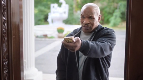 VIDEO: Mike Tyson le devuelve el pedazo de oreja a Evander Holyfield