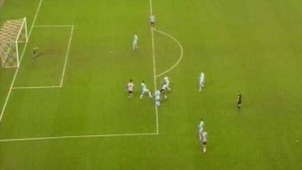 Sunderland deja en fuera de juego al City y le hace un favor al United