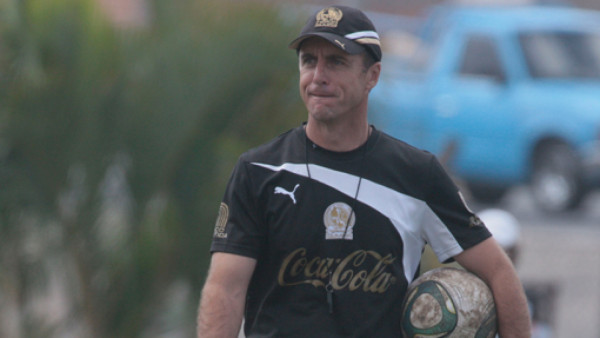 Tosello asegura que deben mejorar las canchas en Honduras