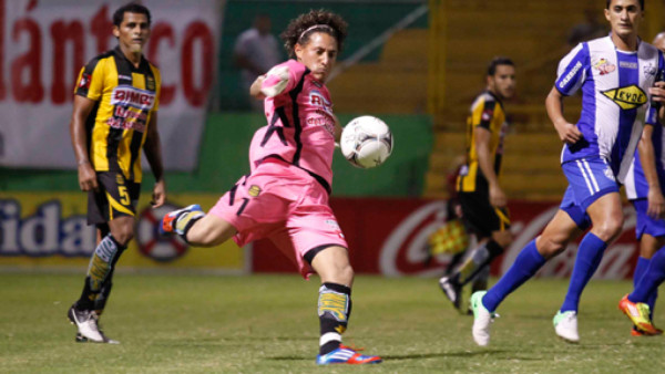 La noche heroica de Kevin Hernández al tapar todo en Real España