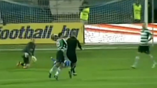 VIDEO: Futbolista derriba a árbitro para que no sancione un penal