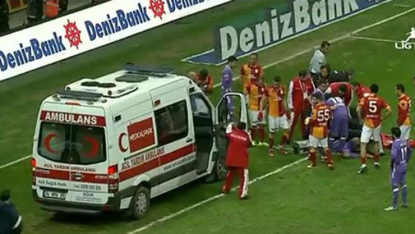 VIDEO: Escalofriante cabezazo de Drogba envía a jugador al hospital